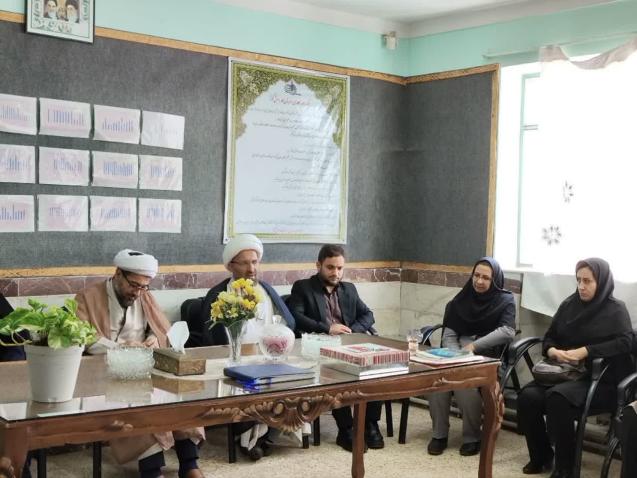 دیدار اعضای ستاد امر به معروف و نهی از منکر استان زنجان با کادر و معلمین مدرسه کاردانش کوثر به مناسبت هفته معلم.